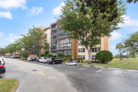 Condo in Lauderhill, Florida, 2 bedrooms  № 1859947 - photo 1
