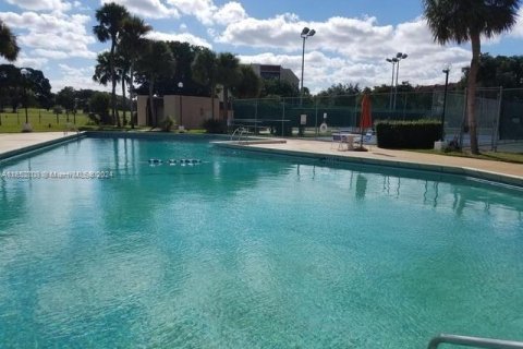 Condo in Lauderhill, Florida, 2 bedrooms  № 1859947 - photo 10