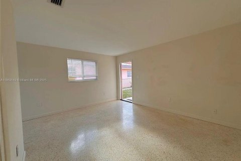 Снять в аренду виллу или дом в Хайалиа, Флорида 2 спальни, 92.9м2, № 1958348 - фото 3