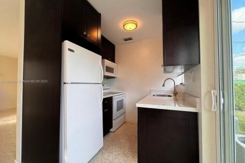 Снять в аренду виллу или дом в Хайалиа, Флорида 2 спальни, 92.9м2, № 1958348 - фото 1