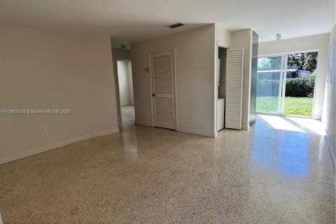 Снять в аренду виллу или дом в Хайалиа, Флорида 2 спальни, 92.9м2, № 1958348 - фото 2