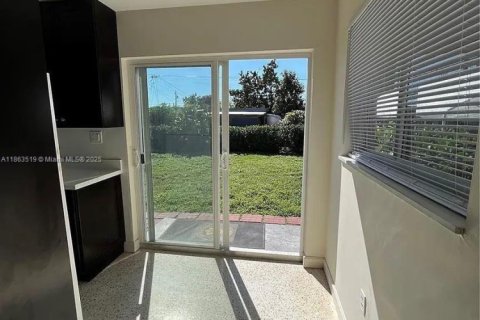 Снять в аренду виллу или дом в Хайалиа, Флорида 2 спальни, 92.9м2, № 1958348 - фото 4