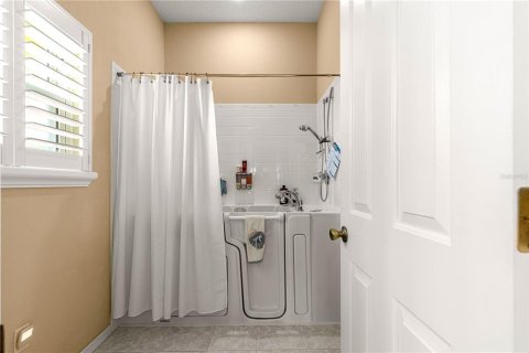 House in Lady Lake, Florida 2 bedrooms, 199.46 sq.m. № 1879330 - photo 7