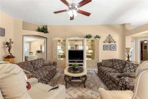 House in Lady Lake, Florida 2 bedrooms, 199.46 sq.m. № 1879330 - photo 15