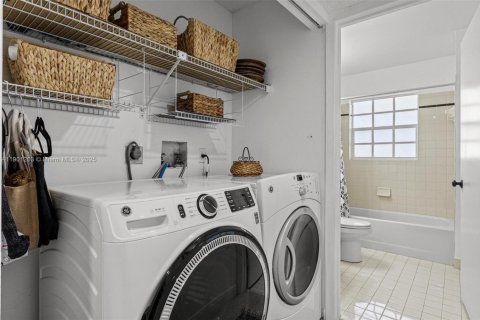 House in Miami, Florida 3 bedrooms, 175.4 sq.m. № 1954692 - photo 20