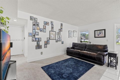 House in Miami, Florida 3 bedrooms, 175.4 sq.m. № 1954692 - photo 17