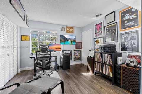 House in Miami, Florida 3 bedrooms, 175.4 sq.m. № 1954692 - photo 12