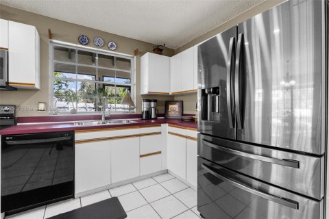 House in Miami, Florida 3 bedrooms, 175.4 sq.m. № 1954692 - photo 16