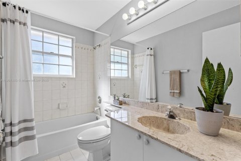 House in Miami, Florida 3 bedrooms, 175.4 sq.m. № 1954692 - photo 30