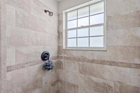 House in Miami, Florida 3 bedrooms, 175.4 sq.m. № 1954692 - photo 28