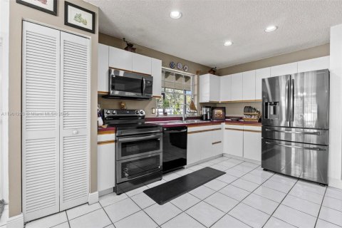 House in Miami, Florida 3 bedrooms, 175.4 sq.m. № 1954692 - photo 14