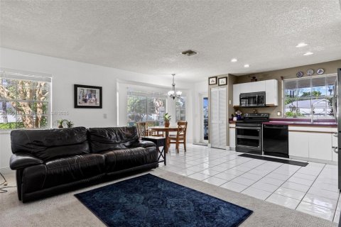 House in Miami, Florida 3 bedrooms, 175.4 sq.m. № 1954692 - photo 18