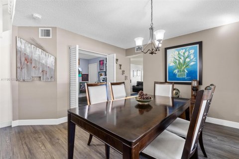 House in Miami, Florida 3 bedrooms, 175.4 sq.m. № 1954692 - photo 11