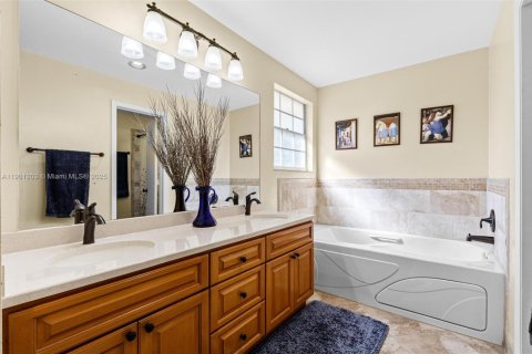 House in Miami, Florida 3 bedrooms, 175.4 sq.m. № 1954692 - photo 26