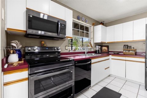 House in Miami, Florida 3 bedrooms, 175.4 sq.m. № 1954692 - photo 15