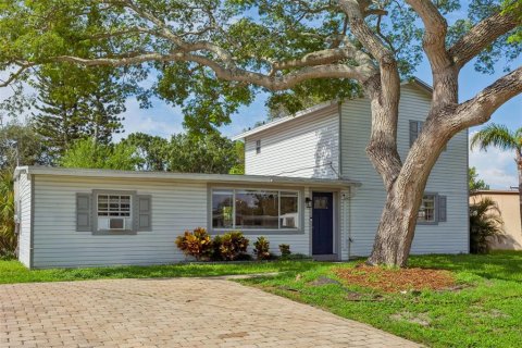 House in Tampa, Florida 5 bedrooms, 150.04 sq.m. № 2294767