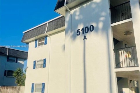 Condo in Davie, Florida, 2 bedrooms № 2016770 - photo 2