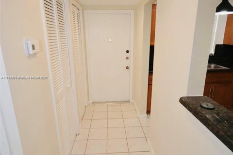 Condo in Davie, Florida, 2 bedrooms № 2016770 - photo 11