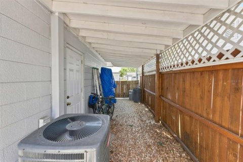 House in New Port Richey, Florida 3 bedrooms, 88.81 sq.m. № 2299330 - photo 14