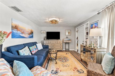 House in New Port Richey, Florida 3 bedrooms, 88.81 sq.m. № 2299330 - photo 3