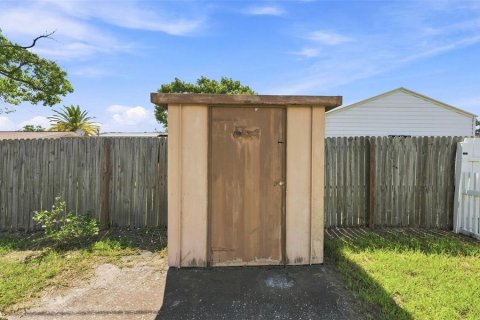 House in New Port Richey, Florida 3 bedrooms, 88.81 sq.m. № 2299330 - photo 19