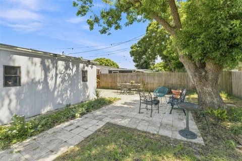 House in New Port Richey, Florida 3 bedrooms, 88.81 sq.m. № 2299330 - photo 17