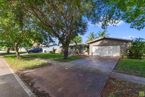 House in Coconut Creek, Florida 4 bedrooms, 161.09 sq.m. № 2343993 - photo 3