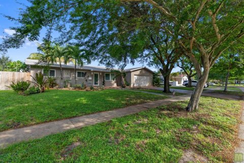 House in Coconut Creek, Florida 4 bedrooms, 161.09 sq.m. № 2343993 - photo 2
