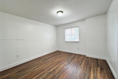 Снять в аренду таунхаус в Хомстед, Флорида 2 спальни, 108.32м2, № 1975237 - фото 12