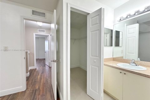 Снять в аренду таунхаус в Хомстед, Флорида 2 спальни, 108.32м2, № 1975237 - фото 17