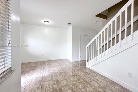 Снять в аренду таунхаус в Хомстед, Флорида 2 спальни, 108.32м2, № 1975237 - фото 2