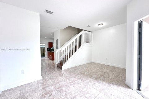 Снять в аренду таунхаус в Хомстед, Флорида 2 спальни, 108.32м2, № 1975237 - фото 3