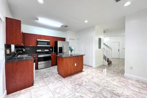 Снять в аренду таунхаус в Хомстед, Флорида 2 спальни, 108.32м2, № 1975237 - фото 6