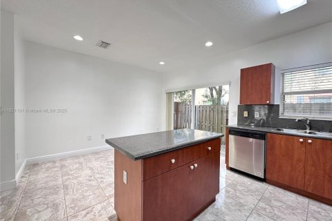 Снять в аренду таунхаус в Хомстед, Флорида 2 спальни, 108.32м2, № 1975237 - фото 9