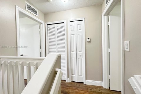 Снять в аренду таунхаус в Хомстед, Флорида 2 спальни, 108.32м2, № 1975237 - фото 11