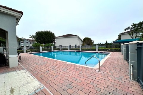 Снять в аренду таунхаус в Хомстед, Флорида 2 спальни, 108.32м2, № 1975237 - фото 22