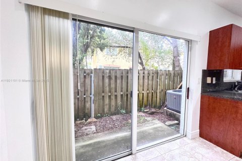 Снять в аренду таунхаус в Хомстед, Флорида 2 спальни, 108.32м2, № 1975237 - фото 21