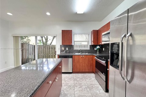 Снять в аренду таунхаус в Хомстед, Флорида 2 спальни, 108.32м2, № 1975237 - фото 8