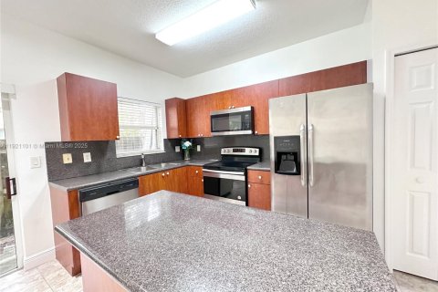 Снять в аренду таунхаус в Хомстед, Флорида 2 спальни, 108.32м2, № 1975237 - фото 19