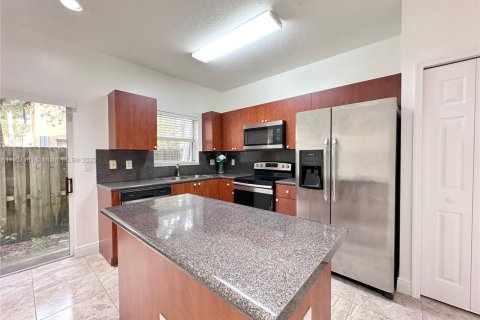 Снять в аренду таунхаус в Хомстед, Флорида 2 спальни, 108.32м2, № 1975237 - фото 7