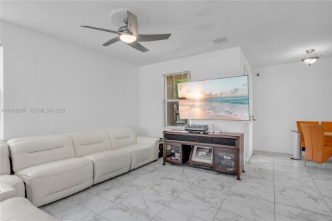 Купить виллу или дом в Хомстед, Флорида 5 спален, 239.22м2, № 2065784 - фото 9