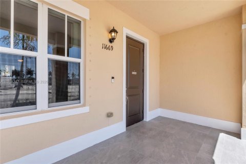 Купить виллу или дом в Хомстед, Флорида 5 спален, 239.22м2, № 2065784 - фото 4