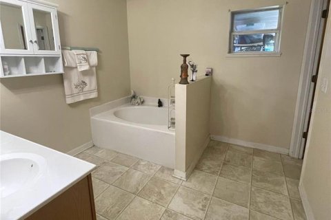 House in Winter Haven, Florida 4 bedrooms, 193.98 sq.m. № 1840155 - photo 21