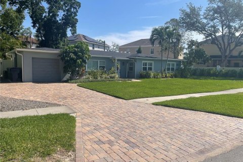 House in Tampa, Florida 4 bedrooms, 226.4 sq.m. № 2361057