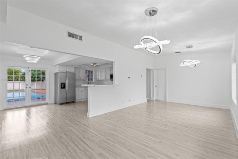 Снять в аренду таунхаус в Майами, Флорида 4 спальни, 204.66м2, № 1956145 - фото 6