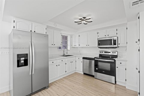 Снять в аренду таунхаус в Майами, Флорида 4 спальни, 204.66м2, № 1956145 - фото 13