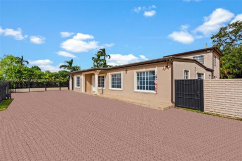 Снять в аренду таунхаус в Майами, Флорида 4 спальни, 204.66м2, № 1956145 - фото 5