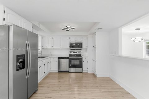 Снять в аренду таунхаус в Майами, Флорида 4 спальни, 204.66м2, № 1956145 - фото 12