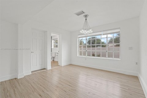 Снять в аренду таунхаус в Майами, Флорида 4 спальни, 204.66м2, № 1956145 - фото 21