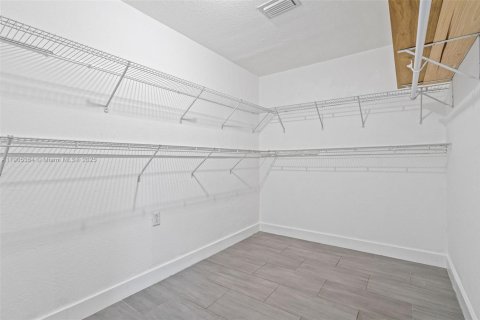 Снять в аренду таунхаус в Майами, Флорида 4 спальни, 204.66м2, № 1956145 - фото 23